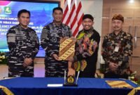 Kepala Staf Angkatan Laut (Kasal) Laksamana TNI Dr. Muhammad Ali menerima dan menyaksikan penandatanganan Naskah Perjanjian Hibah Daerah (NPHD) dan Berita Acara Serah Terima (BAST) aset tanah barang milik Pemerintah Kabupaten Sumenep yang ditandatangani Bupati Sumenep Dr. H. Achmad Fauzi Wongsojudo, Sekda Kabupaten Sumenep Ir Edy Rasyadi dan Danlantamal V Surabaya Laksma TNI Arya Delano oleh di Mako Koarmada II Surabaya. Kamis (10/4/2025).