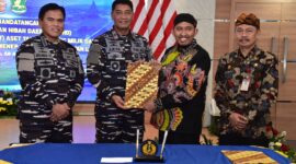 Kepala Staf Angkatan Laut (Kasal) Laksamana TNI Dr. Muhammad Ali menerima dan menyaksikan penandatanganan Naskah Perjanjian Hibah Daerah (NPHD) dan Berita Acara Serah Terima (BAST) aset tanah barang milik Pemerintah Kabupaten Sumenep yang ditandatangani Bupati Sumenep Dr. H. Achmad Fauzi Wongsojudo, Sekda Kabupaten Sumenep Ir Edy Rasyadi dan Danlantamal V Surabaya Laksma TNI Arya Delano oleh di Mako Koarmada II Surabaya. Kamis (10/4/2025).