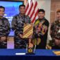 Kepala Staf Angkatan Laut (Kasal) Laksamana TNI Dr. Muhammad Ali menerima dan menyaksikan penandatanganan Naskah Perjanjian Hibah Daerah (NPHD) dan Berita Acara Serah Terima (BAST) aset tanah barang milik Pemerintah Kabupaten Sumenep yang ditandatangani Bupati Sumenep Dr. H. Achmad Fauzi Wongsojudo, Sekda Kabupaten Sumenep Ir Edy Rasyadi dan Danlantamal V Surabaya Laksma TNI Arya Delano oleh di Mako Koarmada II Surabaya. Kamis (10/4/2025).