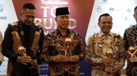 Bupati Konawe, H. Yusran Akbar, ST, berhasil meraih penghargaan Top Pembina BUMD 2025 dalam ajang bergengsi Top BUMD Awards 2025 yang digelar di Dian Ballroom, Hotel Raffles Jakarta, Senin (28/4/2025). Penghargaan ini diberikan atas kontribusinya dalam mendorong kinerja Badan Usaha Milik Daerah (BUMD) di Kabupaten Konawe, Sulawesi Tenggara (Sultra).