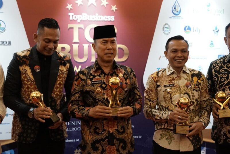 Bupati Konawe, H. Yusran Akbar, ST, berhasil meraih penghargaan Top Pembina BUMD 2025 dalam ajang bergengsi Top BUMD Awards 2025 yang digelar di Dian Ballroom, Hotel Raffles Jakarta, Senin (28/4/2025). Penghargaan ini diberikan atas kontribusinya dalam mendorong kinerja Badan Usaha Milik Daerah (BUMD) di Kabupaten Konawe, Sulawesi Tenggara (Sultra).