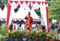 Gubernur Sultra, Mayjen TNI (Purn) Andi Sumangerukka, bertindak sebagai inspektur upacara dengan mengenakan pakaian adat nasional. Pemerintah Provinsi Sulawesi Tenggara (Sultra) memperingati Hari Ulang Tahun (HUT) ke-61 dengan upacara khidmat di Alun-alun 19 November Kolaka, Minggu (27/4/2025). Upacara yang digelar pukul 08.00 WITA ini dihadiri seluruh kepala daerah se-Sultra beserta jajaran pemerintahan, TNI/Polri, dan masyarakat.  