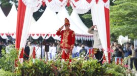 Gubernur Sultra, Mayjen TNI (Purn) Andi Sumangerukka, bertindak sebagai inspektur upacara dengan mengenakan pakaian adat nasional. Pemerintah Provinsi Sulawesi Tenggara (Sultra) memperingati Hari Ulang Tahun (HUT) ke-61 dengan upacara khidmat di Alun-alun 19 November Kolaka, Minggu (27/4/2025). Upacara yang digelar pukul 08.00 WITA ini dihadiri seluruh kepala daerah se-Sultra beserta jajaran pemerintahan, TNI/Polri, dan masyarakat.  