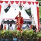 Gubernur Sultra, Mayjen TNI (Purn) Andi Sumangerukka, bertindak sebagai inspektur upacara dengan mengenakan pakaian adat nasional. Pemerintah Provinsi Sulawesi Tenggara (Sultra) memperingati Hari Ulang Tahun (HUT) ke-61 dengan upacara khidmat di Alun-alun 19 November Kolaka, Minggu (27/4/2025). Upacara yang digelar pukul 08.00 WITA ini dihadiri seluruh kepala daerah se-Sultra beserta jajaran pemerintahan, TNI/Polri, dan masyarakat.  