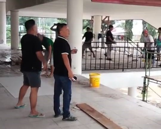 Wakil Bupati Konawe, H. Syamsul Ibrahim, menyempatkan diri meninjau langsung progres renovasi Rumah Adat Laikambuu di kompleks pemakaman Permaisuri Raja Lakidende, di Unaaha, Kabupaten Konawe, Minggu (27/4/2025). Kunjungan ini dilakukan usai  menghadiri perayaan Hari Ulang Tahun (HUT) ke-61 Provinsi Sulawesi Tenggara (Sultra) di Kolaka.  