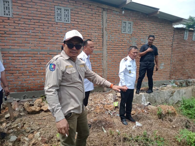 Wakil Bupati Konawe, H. Syamsul Ibrahim, melakukan peninjauan langsung terhadap kondisi Gedung Kwartir Cabang (Kwarcab) Gerakan Pramuka Kabupaten Konawe yang direncanakan akan direhabilitasi dalam waktu dekat. Kunjungan ini dilakukan pada Rabu pagi (30/4/2025), sebagai langkah awal pemerintah daerah dalam mendukung revitalisasi fasilitas kepramukaan yang dinilai kurang memadai.