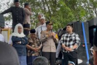 Wakil Kepala Kepolisian Daerah (Wakapolda) Sulawesi Tengah, Brigjen Pol. Helmi Kwarta Kusuma Putra Rauf, menghadapi ribuan massa aksi Abnaul Khairaat yang berunjuk rasa di depan Kantor DPRD Sulteng, Jumat (11/4/2025).