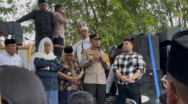 Wakil Kepala Kepolisian Daerah (Wakapolda) Sulawesi Tengah, Brigjen Pol. Helmi Kwarta Kusuma Putra Rauf, menghadapi ribuan massa aksi Abnaul Khairaat yang berunjuk rasa di depan Kantor DPRD Sulteng, Jumat (11/4/2025).