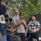 Wakil Kepala Kepolisian Daerah (Wakapolda) Sulawesi Tengah, Brigjen Pol. Helmi Kwarta Kusuma Putra Rauf, menghadapi ribuan massa aksi Abnaul Khairaat yang berunjuk rasa di depan Kantor DPRD Sulteng, Jumat (11/4/2025).