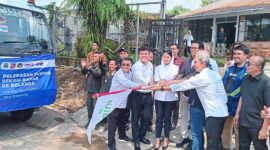 Wamendag Roro (tengah) didampingi Wakil Gubernur Jawa Barat, Erwan Setiawan; Walikota Bogor, Dedie A. Rachim; Kepala Badan Karantina Indonesia, Sahat M. Panggabean; CEO PT Minaqu Indonesia, Ade Wardhana Adinata; dan buyer dari Belanda, Rik de Rikj saat melepas ekspor perdana sekam bakar dan palem waregu ke Belanda di Bogor, Rabu (30/4/2025).