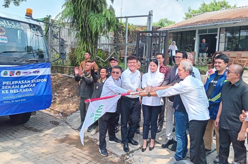 Wamendag Roro (tengah) didampingi Wakil Gubernur Jawa Barat, Erwan Setiawan; Walikota Bogor, Dedie A. Rachim; Kepala Badan Karantina Indonesia, Sahat M. Panggabean; CEO PT Minaqu Indonesia, Ade Wardhana Adinata; dan buyer dari Belanda, Rik de Rikj saat melepas ekspor perdana sekam bakar dan palem waregu ke Belanda di Bogor, Rabu (30/4/2025).