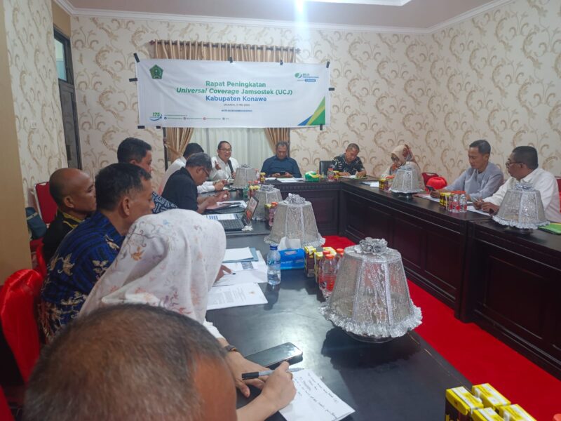 Pemerintah Kabupaten Konawe melalui Sekretaris Daerah (Sekda) Ferdinand membuka Rapat Peningkatan Universal Coverage Jamsostek (UCJ) di Ruang Rapat Bupati, di Unaaha, Jumat (9/5/2025). Kegiatan ini bertujuan memperluas akses perlindungan sosial bagi pekerja, khususnya di sektor informal dan UMKM, melalui program Jaminan Sosial Tenaga Kerja (Jamsostek)