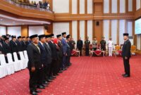 Gubernur Sulawesi Tenggara, Mayjen TNI (Purn) Andi Sumangerukka, secara resmi melantik dan mengambil sumpah jabatan Pejabat Pimpinan Tinggi Pratama di lingkungan Pemerintah Provinsi Sulawesi Tenggara (Pemprov Sultra), yang berlangsung khidmat di Ruang Pola Kantor Gubernur Sultra, pada Senin (26/5/2025). Agenda ini merupakan bagian dari rotasi dan mutasi pejabat sebagai bentuk penyegaran organisasi dan penguatan tata kelola pemerintahan daerah.