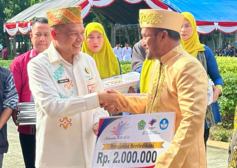 Upacara peringatan Hari Pendidikan Nasional (Hardiknas) 2025 di Kabupaten Konawe berlangsung khidmat dan penuh warna, Jumat (2/5/2025). Mengusung tema 