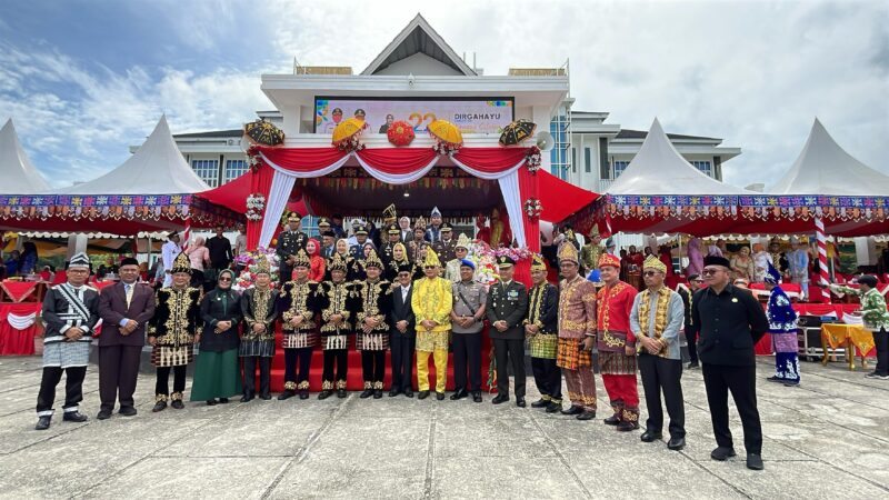 Pesona budaya lokal menghiasi perayaan Hari Ulang Tahun (HUT) ke-22 Kabupaten Konawe Selatan (Konsel) yang digelar di Lapangan Upacara Kantor Bupati, Jumat (2/5/2025). Wakil Bupati Konawe, H. Syamsul Ibrahim, turut hadir menyaksikan kemeriahan tradisi yang ditampilkan dalam acara bertajuk 