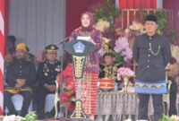 Peringatan Hari Ulang Tahun (HUT) ke-194 Kota Kendari berlangsung meriah dan penuh semangat kebersamaan di Lapangan Upacara Balaikota, Jumat (9/5/2025). Upacara yang dihadiri oleh Wakil Gubernur Sulawesi Tenggara, Sekretaris Daerah Provinsi, serta jajaran Forkopimda dan pejabat setempat ini semakin berwarna dengan ragam pakaian adat yang dikenakan peserta, mencerminkan kekayaan budaya Kota Kendari.