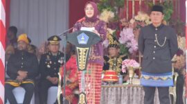 Peringatan Hari Ulang Tahun (HUT) ke-194 Kota Kendari berlangsung meriah dan penuh semangat kebersamaan di Lapangan Upacara Balaikota, Jumat (9/5/2025). Upacara yang dihadiri oleh Wakil Gubernur Sulawesi Tenggara, Sekretaris Daerah Provinsi, serta jajaran Forkopimda dan pejabat setempat ini semakin berwarna dengan ragam pakaian adat yang dikenakan peserta, mencerminkan kekayaan budaya Kota Kendari.