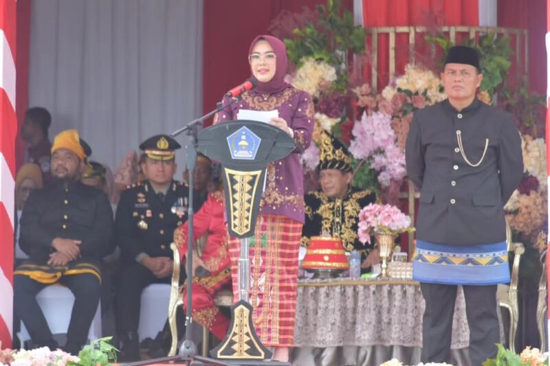 Peringatan Hari Ulang Tahun (HUT) ke-194 Kota Kendari berlangsung meriah dan penuh semangat kebersamaan di Lapangan Upacara Balaikota, Jumat (9/5/2025). Upacara yang dihadiri oleh Wakil Gubernur Sulawesi Tenggara, Sekretaris Daerah Provinsi, serta jajaran Forkopimda dan pejabat setempat ini semakin berwarna dengan ragam pakaian adat yang dikenakan peserta, mencerminkan kekayaan budaya Kota Kendari.