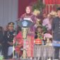 Peringatan Hari Ulang Tahun (HUT) ke-194 Kota Kendari berlangsung meriah dan penuh semangat kebersamaan di Lapangan Upacara Balaikota, Jumat (9/5/2025). Upacara yang dihadiri oleh Wakil Gubernur Sulawesi Tenggara, Sekretaris Daerah Provinsi, serta jajaran Forkopimda dan pejabat setempat ini semakin berwarna dengan ragam pakaian adat yang dikenakan peserta, mencerminkan kekayaan budaya Kota Kendari.