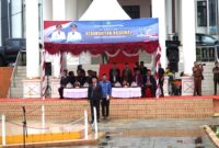 Sekretaris Daerah (Sekda) Kabupaten Konawe, Dr. Ferdinand, SP., MH., memimpin langsung upacara peringatan Hari Kebangkitan Nasional (Harkitnas) ke-117 di halaman Kantor Bupati Konawe, Senin (20/5/2025). Upacara yang dihadiri oleh pejabat eselon II, III, IV, Forkopimda, ASN, dan P3K ini mengusung semangat kebangsaan serta refleksi atas tantangan modern.