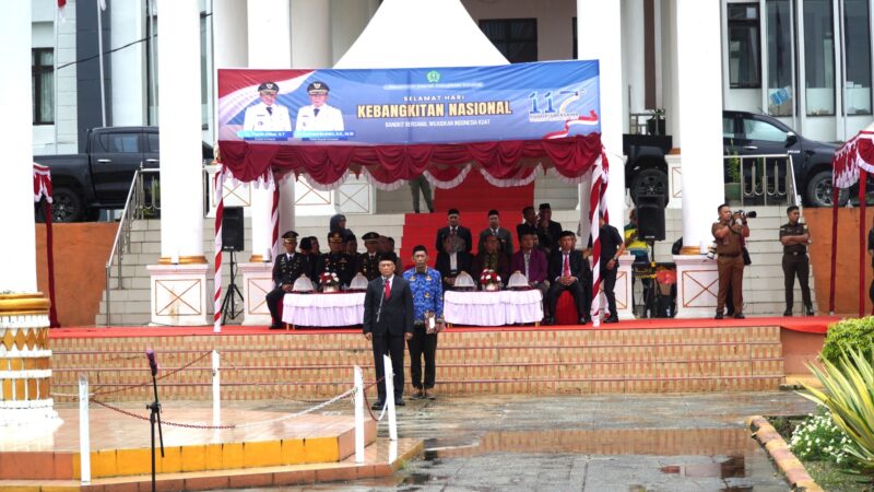 Sekretaris Daerah (Sekda) Kabupaten Konawe, Dr. Ferdinand, SP., MH., memimpin langsung upacara peringatan Hari Kebangkitan Nasional (Harkitnas) ke-117 di halaman Kantor Bupati Konawe, Senin (20/5/2025). Upacara yang dihadiri oleh pejabat eselon II, III, IV, Forkopimda, ASN, dan P3K ini mengusung semangat kebangsaan serta refleksi atas tantangan modern.