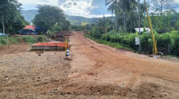Warga Kecamatan Puriala, Kabupaten Konawe, Sulawesi Tenggara, dibuat heran oleh hilangnya plang penghentian aktivitas hauling milik PT Modern Cahaya Makmur (MCM) yang sebelumnya terpasang di jalur utama pengangkutan tambang.