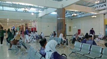 Sebanyak 1.145 jamaah haji asal Provinsi Sulawesi Tenggara diberangkatkan secara bertahap menuju Tanah Suci melalui Bandara Haluoleo Kendari. Keberangkatan yang dimulai sejak 22 Mei dan berakhir pada 28 Mei 2025 ini menjadi momen bersejarah bagi para jamaah yang telah lama menantikan kesempatan beribadah di Mekah.