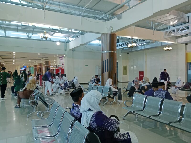 Sebanyak 1.145 jamaah haji asal Provinsi Sulawesi Tenggara diberangkatkan secara bertahap menuju Tanah Suci melalui Bandara Haluoleo Kendari. Keberangkatan yang dimulai sejak 22 Mei dan berakhir pada 28 Mei 2025 ini menjadi momen bersejarah bagi para jamaah yang telah lama menantikan kesempatan beribadah di Mekah.