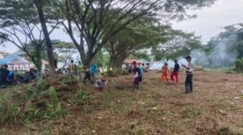 Ribuan Aparatur Sipil Negara (ASN) bersama warga Kelurahan dan Kecamatan di Unaaha turun ke jalan dalam aksi 