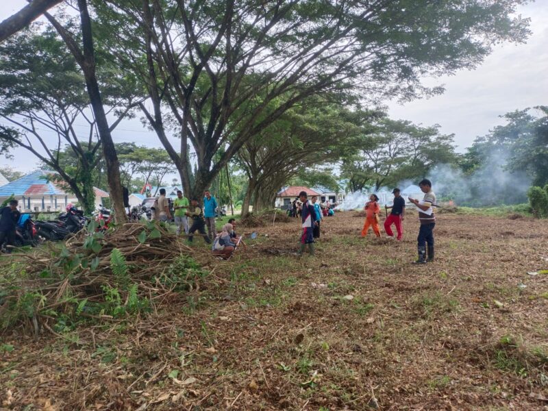 Ribuan Aparatur Sipil Negara (ASN) bersama warga Kelurahan dan Kecamatan di Unaaha turun ke jalan dalam aksi 
