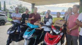 Hj Sarnina Yusrin Usbar (SYU) saat 3 unit motor sebagai hadiah utama kepada panitia penyelenggara, Kamis (22/5/2025)