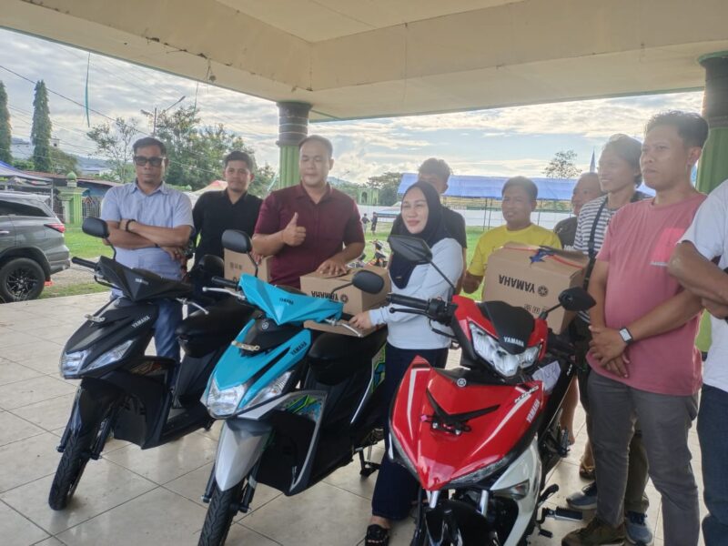 Hj Sarnina Yusrin Usbar (SYU) saat 3 unit motor sebagai hadiah utama kepada panitia penyelenggara, Kamis (22/5/2025)