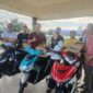 Hj Sarnina Yusrin Usbar (SYU) saat 3 unit motor sebagai hadiah utama kepada panitia penyelenggara, Kamis (22/5/2025)