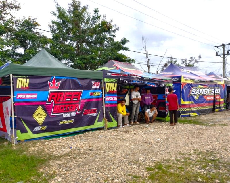 Suasana di sekitar area Seleksi Tilawatil Quran (STQ) Unaaha-Konawe mendadak ramai sejak pagi. Puluhan pembalap dari berbagai klub balap motor telah memadati lokasi pendaftaran Konawe Cup Race (KCR) 2025, yang akan digelar besok, Sabtu (24/5/2025) untuk babak kualifikasi dan final pada Minggu (25/5/2025).