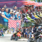 Suara deru mesin motor menggema di lintasan eks STQ Unaaha, Sabtu (24/5/2025), menandai dibukanya Konawe Cup Race (KCR) 2025 dengan gebrakan spektakuler. Ajang balap motor tahunan ini memecahkan rekor partisipasi dengan 435 pembalap yang turun ke trek, menjadikannya event road race terbesar sepanjang sejarah Sulawesi Tenggara!


Bupati Konawe, H. Yusran Akbar, secara resmi membuka KCR 2025 didampingi Wakil Bupati H. Syamsul Ibrahim dan Hj. Sarnina Yusrin Usbar (SYU) selaku pembina Garasi Otomotif dan sponsor utama. 