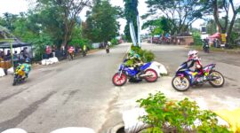 Persiapan Konawe Cup Race (KCR) 2025 memasuki tahap serius dengan digelarnya sesi latihan resmi semua kelas lebih dari 400 pembalap di Sirkuit STQ Unaaha, Sabtu (25/4/2025). Para pembalap mulai menguji performa kendaraan dan beradaptasi dengan trek dalam menyambut babak kualifikasi yang akan dibuka secara Resmi Bupati Konawe, H Yusran Akbar ST