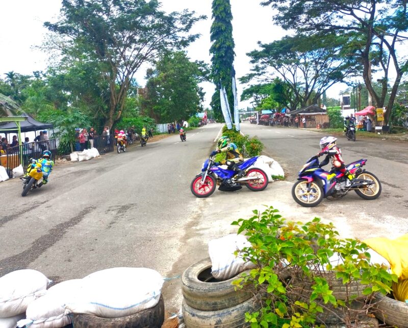 Persiapan Konawe Cup Race (KCR) 2025 memasuki tahap serius dengan digelarnya sesi latihan resmi semua kelas lebih dari 400 pembalap di Sirkuit STQ Unaaha, Sabtu (25/4/2025). Para pembalap mulai menguji performa kendaraan dan beradaptasi dengan trek dalam menyambut babak kualifikasi yang akan dibuka secara Resmi Bupati Konawe, H Yusran Akbar ST
