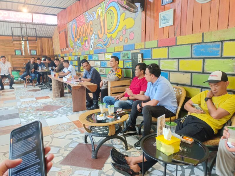Kapolres Konawe, AKBP Noer Alam, menggelar pertemuan informal dengan sejumlah awak media di salah satu kedai kopi di Unaaha, Jumat (9/5/2025). 

Acara bertajuk 