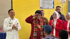 Tokoh perlindungan anak nasional, Prof. Dr. Seto Mulyadi, M.Si., Psikolog, atau yang akrab disapa Kak Seto, mengunjungi SMPN 1 Unaaha, Kabupaten Konawe, Sulawesi Tenggara, Kamis (8/5/2025), untuk memantau pelaksanaan Program Makan Bergizi Gratis (MBG). Kehadirannya disambut antusias oleh Bupati Konawe, H. Yusran Akbar, ST, serta siswa dan guru.