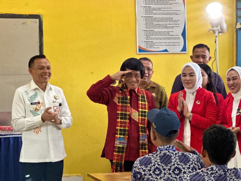 Tokoh perlindungan anak nasional, Prof. Dr. Seto Mulyadi, M.Si., Psikolog, atau yang akrab disapa Kak Seto, mengunjungi SMPN 1 Unaaha, Kabupaten Konawe, Sulawesi Tenggara, Kamis (8/5/2025), untuk memantau pelaksanaan Program Makan Bergizi Gratis (MBG). Kehadirannya disambut antusias oleh Bupati Konawe, H. Yusran Akbar, ST, serta siswa dan guru.