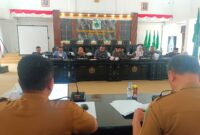 Wakil Ketua DPRD Konawe, Nuryadin Tombili, didampingi tim pansus yang terdiri dari Ginal Sambari (ketua), H. Majenuddin, Dedy, Kristian Tandabioh, Joni Pisi, Susi Sri Hartinah, Selviana dan Fakruddin. Hadir pula Sekretaris Kabupaten (Sekab) Konawe, Ferdinand, serta sejumlah pejabat Organisasi Perangkat Daerah (OPD) membuka Laporan Keterangan Pertanggungjawaban (LKPJ) Bupati Konawe tahun 2024 di Aula DPRD Konawe, Senin (5/5/2025). 