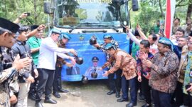 Menteri Desa dan Pembangunan Daerah Tertinggal (Mendes PDT) Yandri Susanto bersama Wakil Mendes PDT Ahmad Riza Patria melepas ekspor gula kelapa produksi BUM Desa Kabul Ciptaku ke Hungaria seberat 18,5 ton dengan nilai US$35.000, Kamis (1/5/2025). Acara pelepasan turut dihadiri Menteri Perdagangan Budi Santoso dan Bupati Banyumas Sadewo Tri Lastiono.