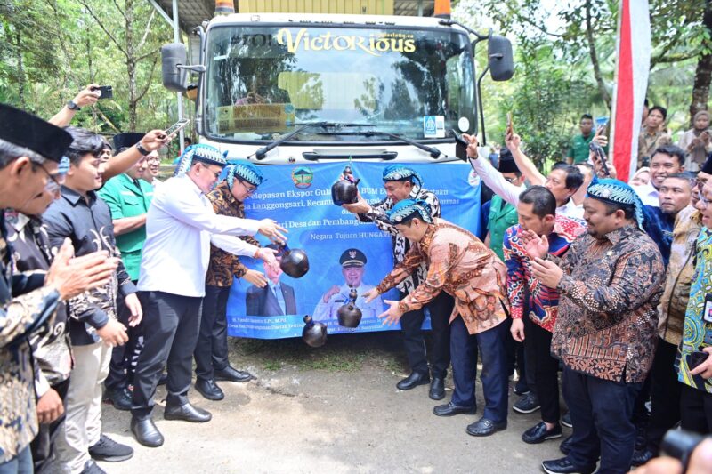 Menteri Desa dan Pembangunan Daerah Tertinggal (Mendes PDT) Yandri Susanto bersama Wakil Mendes PDT Ahmad Riza Patria melepas ekspor gula kelapa produksi BUM Desa Kabul Ciptaku ke Hungaria seberat 18,5 ton dengan nilai US$35.000, Kamis (1/5/2025). Acara pelepasan turut dihadiri Menteri Perdagangan Budi Santoso dan Bupati Banyumas Sadewo Tri Lastiono.