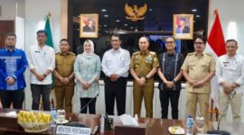 Kabupaten Konawe, Sulawesi Tenggara (Sultra), menjadi fokus utama dalam pertemuan strategis antara Menteri Pertanian (Mentan) RI, Amran Sulaiman, dan Bupati Konawe, Yusran Akbar, di Kantor Kementerian Pertanian, Jakarta, Selasa (29/4/2025). Pertemuan ini digelar untuk membahas percepatan investasi di sektor pertanian Sultra, dengan Konawe sebagai salah satu daerah prioritas mengingat perannya sebagai lumbung pangan utama di provinsi tersebut.  
