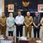 Kabupaten Konawe, Sulawesi Tenggara (Sultra), menjadi fokus utama dalam pertemuan strategis antara Menteri Pertanian (Mentan) RI, Amran Sulaiman, dan Bupati Konawe, Yusran Akbar, di Kantor Kementerian Pertanian, Jakarta, Selasa (29/4/2025). Pertemuan ini digelar untuk membahas percepatan investasi di sektor pertanian Sultra, dengan Konawe sebagai salah satu daerah prioritas mengingat perannya sebagai lumbung pangan utama di provinsi tersebut.  
