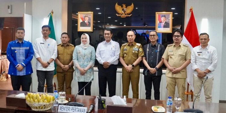 Kabupaten Konawe, Sulawesi Tenggara (Sultra), menjadi fokus utama dalam pertemuan strategis antara Menteri Pertanian (Mentan) RI, Amran Sulaiman, dan Bupati Konawe, Yusran Akbar, di Kantor Kementerian Pertanian, Jakarta, Selasa (29/4/2025). Pertemuan ini digelar untuk membahas percepatan investasi di sektor pertanian Sultra, dengan Konawe sebagai salah satu daerah prioritas mengingat perannya sebagai lumbung pangan utama di provinsi tersebut.  
