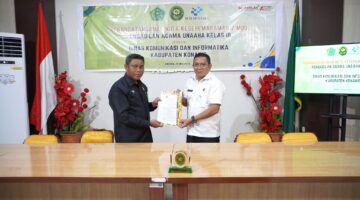 Penandatanganan MoU oleh Ketua Pengadilan Agama Kelas 1B Unaaha, Dr. Sudirman M, S.H.I., M.E. bersama Kepala Diskominfo Konawe, Drs. H. Akib Ras, M.Si, di Aula Pengadilan Agama Unaaha, Rabu (28/5/2025).
