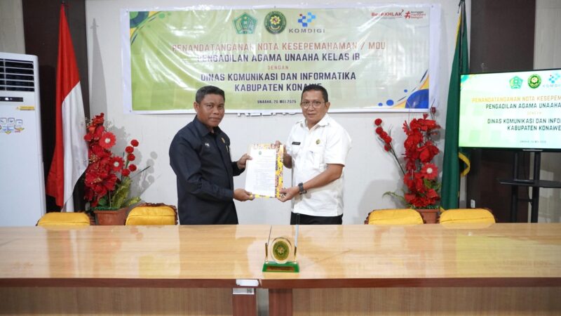 Penandatanganan MoU oleh Ketua Pengadilan Agama Kelas 1B Unaaha, Dr. Sudirman M, S.H.I., M.E. bersama Kepala Diskominfo Konawe, Drs. H. Akib Ras, M.Si, di Aula Pengadilan Agama Unaaha, Rabu (28/5/2025).
