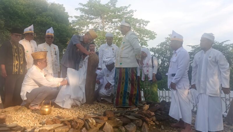 Wakil Bupati Konawe, H. Syamsul Ibrahim, bersama tokoh adat dan sesepuh Suku Tolaki melakukan prosesi sakral penggantian kain pembungkus nisan Raja Lakidende di Kompleks Makam Raja Lakidende, Unaaha, Kabupaten Konawe, Sulawesi Tenggara, Kamis (15/5/2025). Kegiatan ini merupakan bagian dari rangkaian persiapan Pawai Budaya dan Ritual Mosehe Wonua yang akan digelar di rumah adat Laika Mbu’u.
