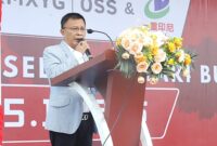 Barisan buruh, serikat pekerja, dan perwakilan pemerintah memadati Lapangan PT Obsidian Stainless Steel (PT OSS) pada peringatan Hari Buruh Internasional (May Day) 2025, Kamis (1/5/2025). Dengan tema “Merajut Kebersamaan untuk Peningkatan Kesejahteraan Pekerja dan Produktivitas Nasional”, acara ini menjadi momentum refleksi sekaligus ajakan aksi nyata bagi pemenuhan hak-hak pekerja di Kabupaten Konawe.  
Wakil Bupati Konawe, H. Syamsul Ibrahim, SE, M.Si, hadir sebagai pembicara utama, dalam amanatnya menegaskan komitmen pemerintah dalam meningkatkan kesejahteraan buruh.
